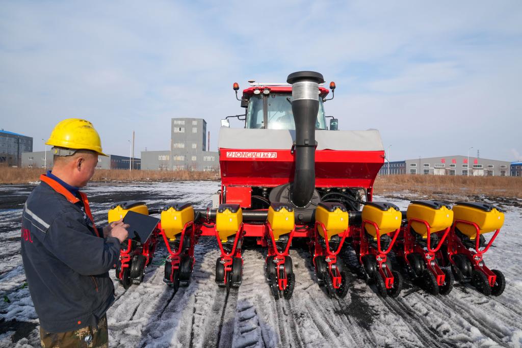 中国饭碗里装了更多中国粮2024年我国粮食产量首次突破14万亿斤(图2)