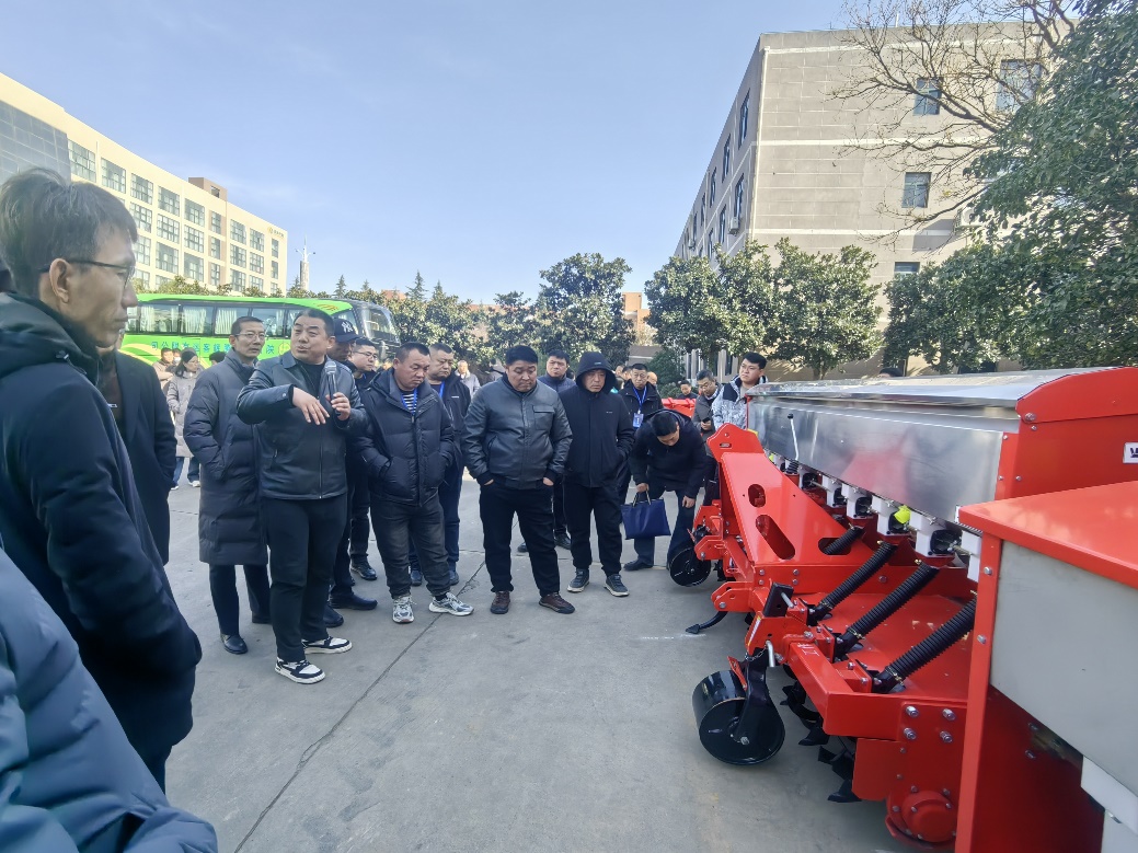 陕西省农机技术体系基地举办保护性耕作研讨会暨新机具田间演示活动(图2)