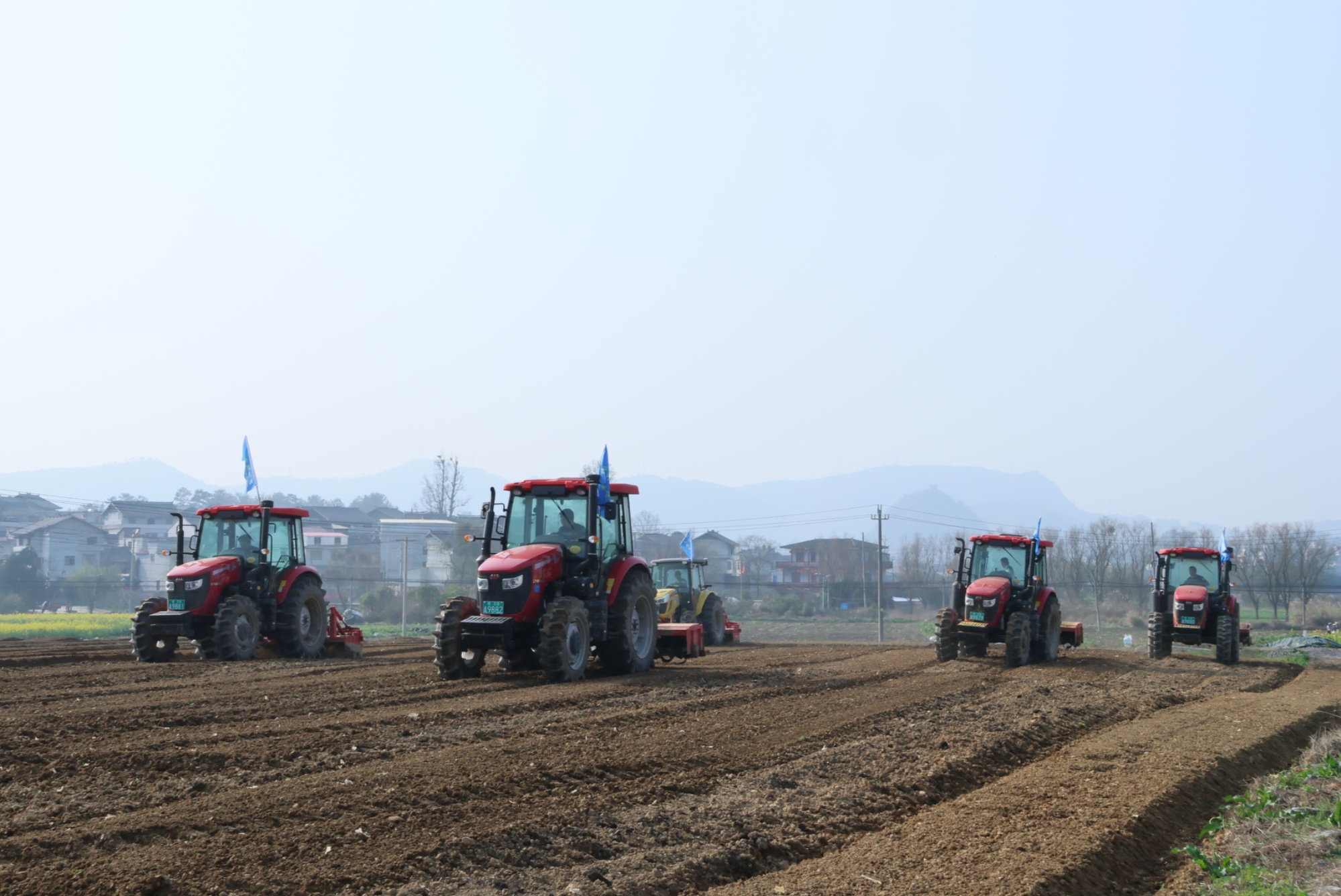 贵州独山：农机助力春耕奏响春日“奋进曲”(图1)