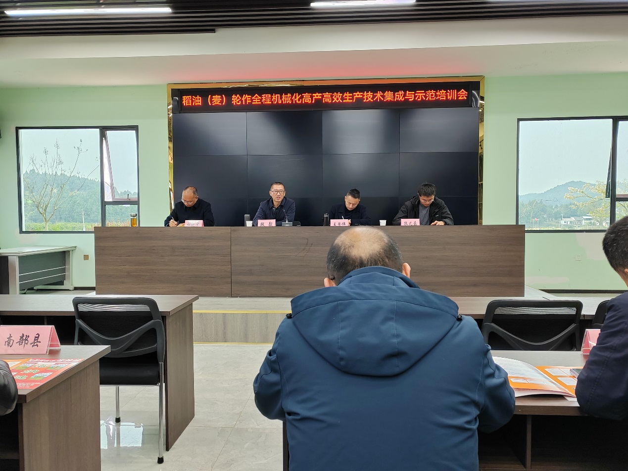 西充县：全市玉米高质量播种现场观摩会议在我县顺利召开(图1)