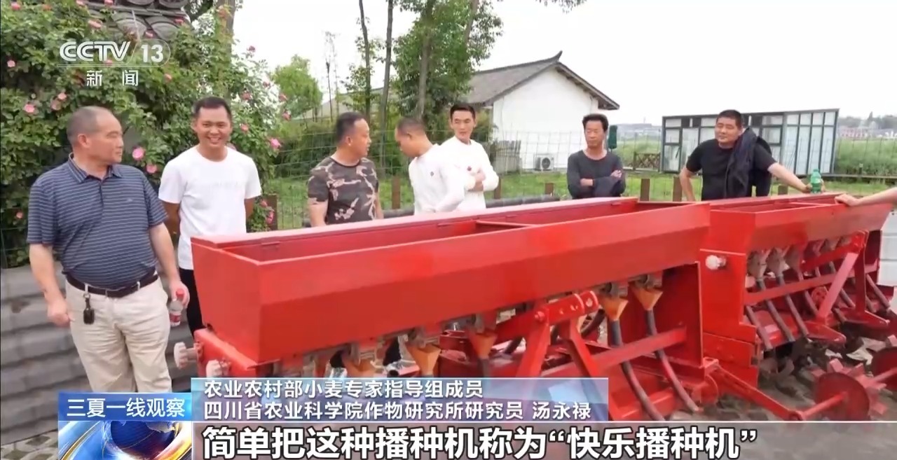 快乐播种机为种地减负！老大爷摆完龙门阵顺带看看麦田(图3)