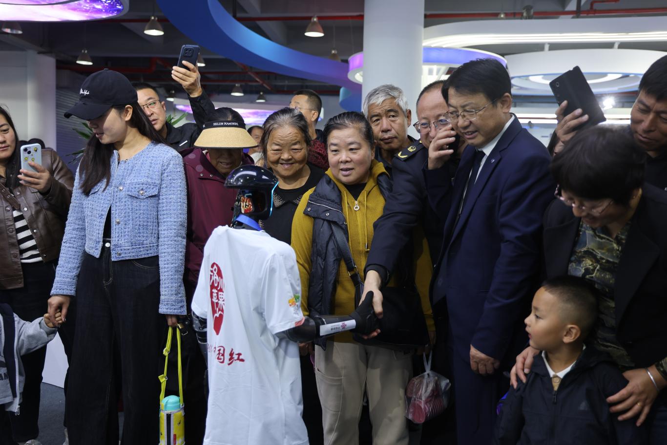 陕西洛川：展览展示AI机器人引围观智能农机受青睐(图2)