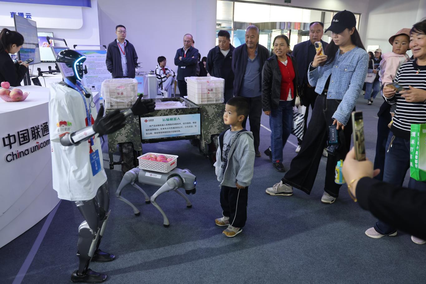 陕西洛川：展览展示AI机器人引围观智能农机受青睐(图1)