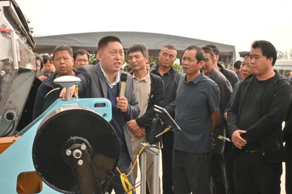 陕西集中发放小麦高性能播种机中试样机启动秋播(图2)