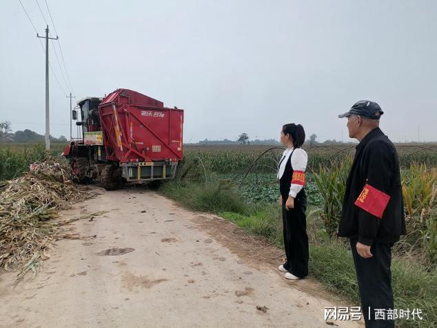 阎良区武屯街道：巧打“时间差”雨歇抢运秸秆守护“蓝天蓝”(图1)