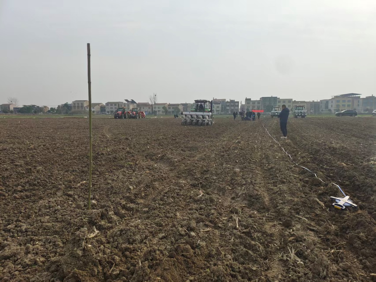 襄州开展高性能播种机田间演示评价(图1)