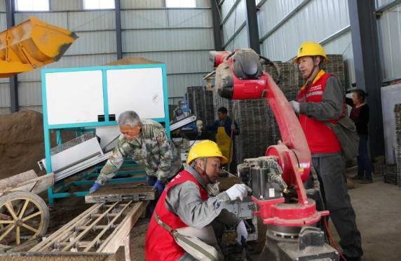 重庆垫江：“红马甲”化身“电保姆”为春耕春播保驾护航(图1)