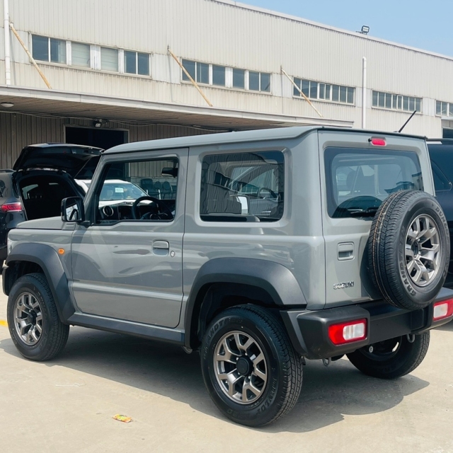 必赢2025款铃木吉姆尼自动三门顶配强悍而精致的纯硬派越野小SUV(图3)