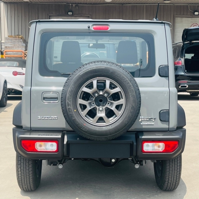 必赢2025款铃木吉姆尼自动三门顶配强悍而精致的纯硬派越野小SUV(图5)