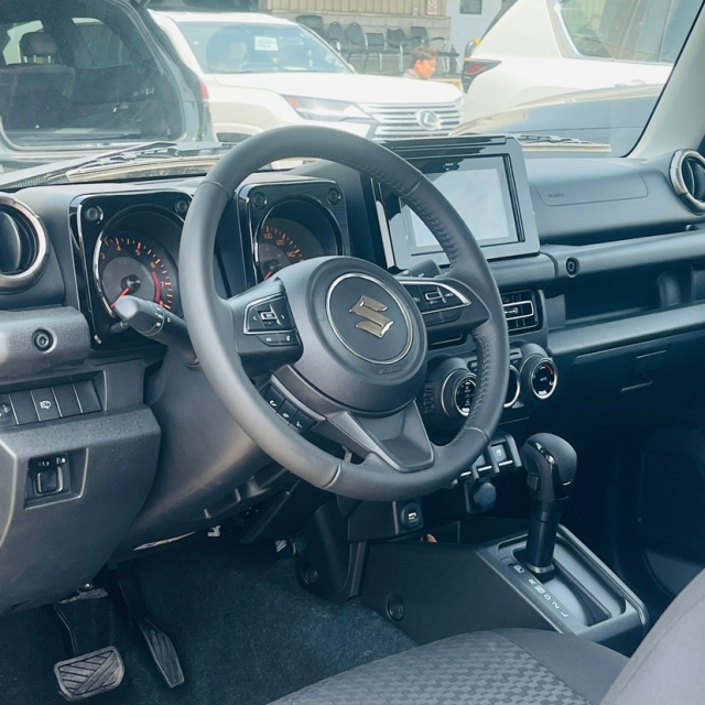 必赢2025款铃木吉姆尼自动三门顶配强悍而精致的纯硬派越野小SUV(图6)